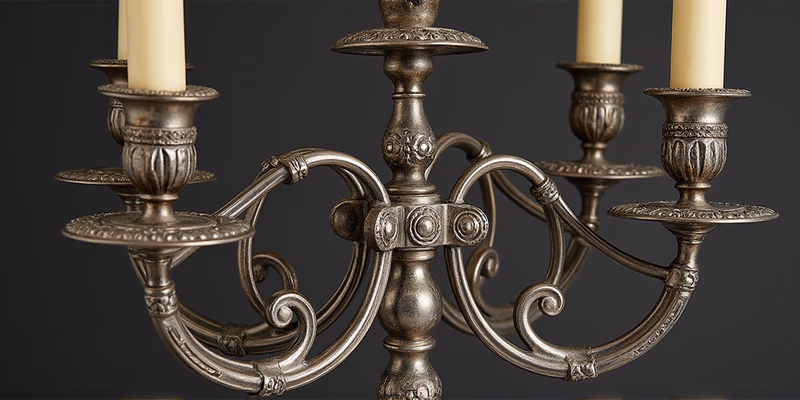 Бронзовые люстры и канделябры: металл в осветительных приборах дворцовых интерьеров